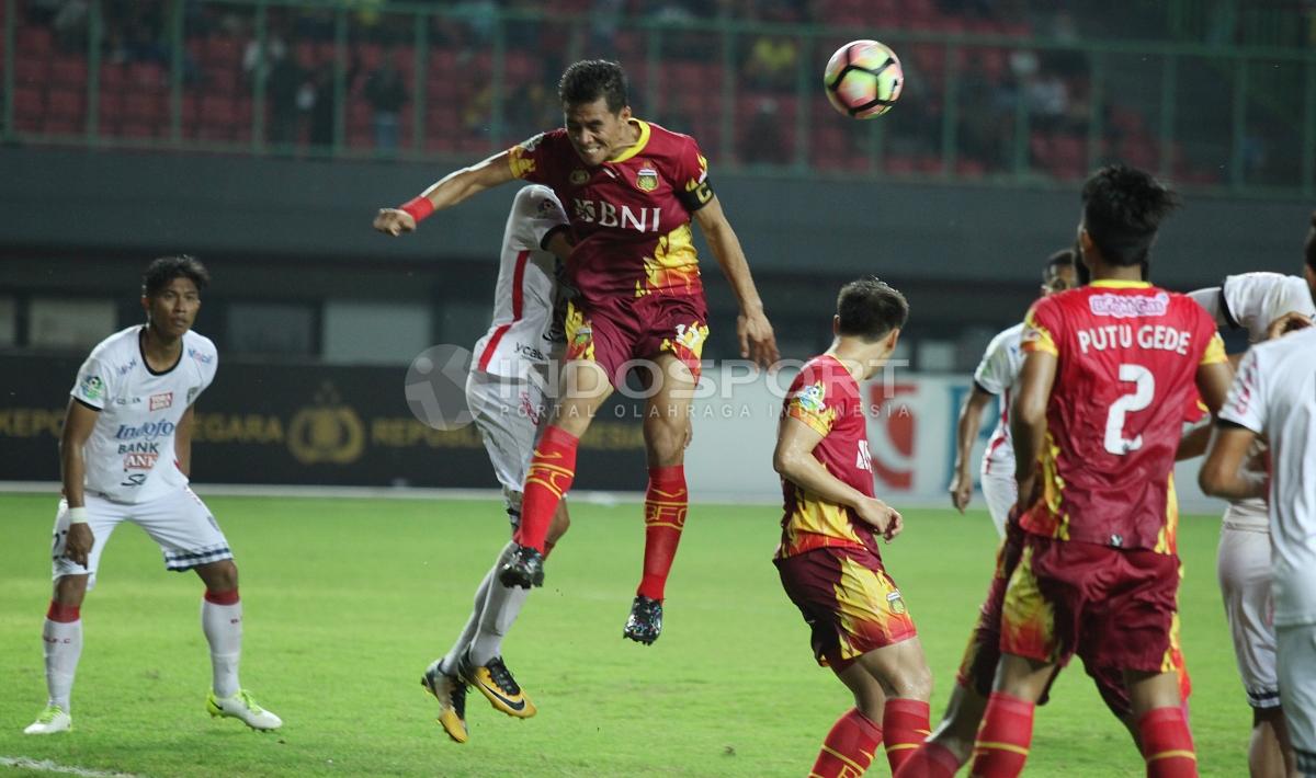 Duel udara antara pemain BFC dan Bali United. Copyright: INDOSPORT/Herry Ibrahim
