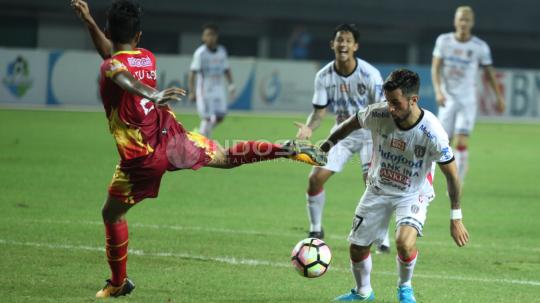 Aksi Stefano Lilipaly, mengecoh bek BFC, I Putu Gede.