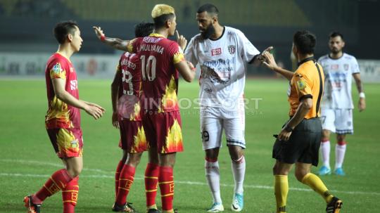 Striker Bali United, Sylvano Domunique Comvalius (tengah) bersitegang dengan pemain BFC, Jajang Mulyana.