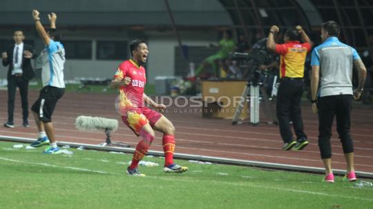 Ekspresi kegembiraan pemain BFC, Alsan putra (tengah) bersama pelatih Simon Mc Menemy usai gol ketiga.