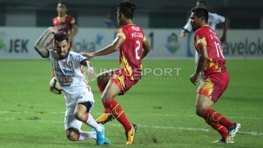 Stefano Lilipaly (kiri) dijatuhkan oleh I Putu Gede di kotak terlarang.