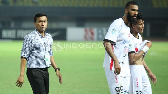 Pelatih Bali United, Widodo C Putro (kiri) memberi semangat kepada dua pemainnya usai laga.