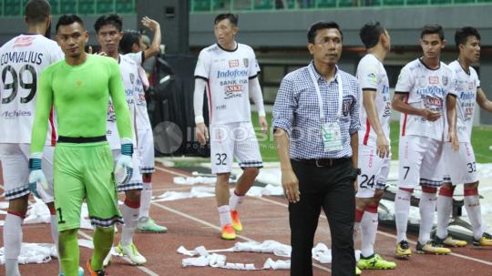 Pelatih Bali United, Widodo C Putro (tengah) bersama para pemain Bali United memberi penghormatan kepada suporter Bali United yang datang ke stadion.