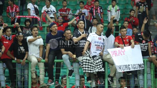 Para suporter Bali United memberikan dukungan kepada tim kesayangannya.