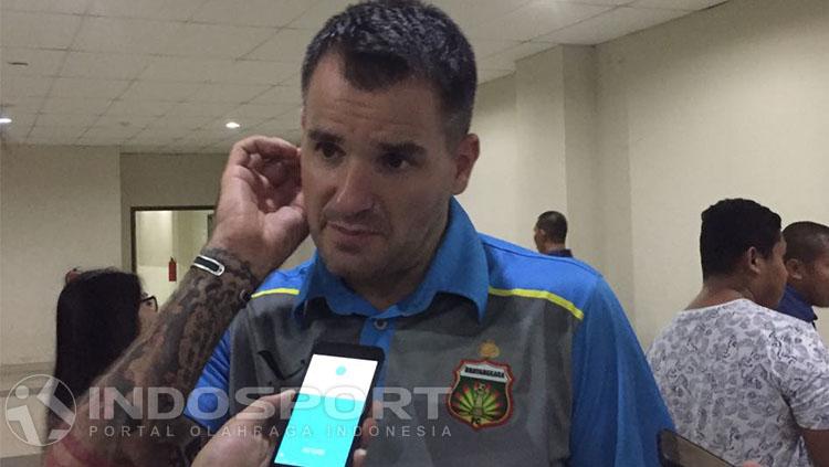 Simon McMenemy, pelatih Bhayangkara FC. Copyright: INDOSPORT/Muhammad Adhyaksa