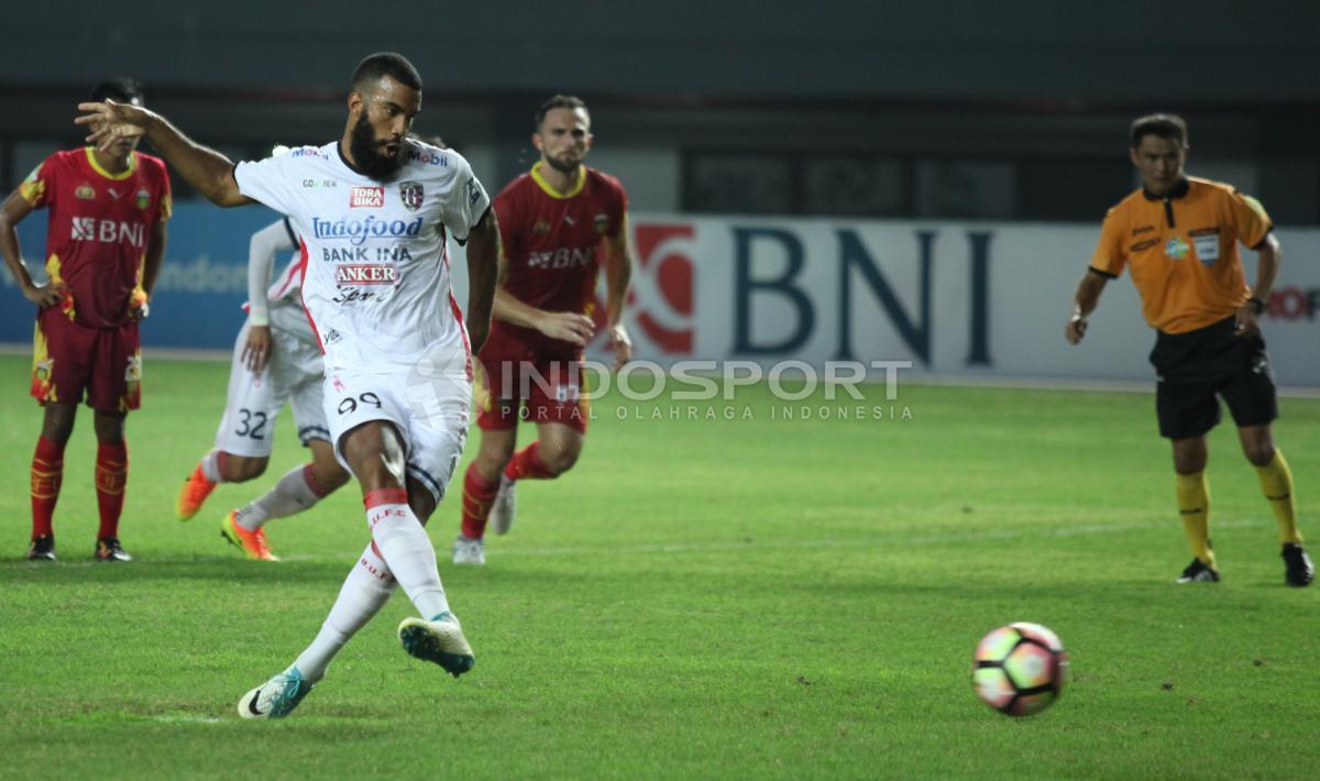 Sepakan penalti dari striker Bali United, Sylvano Comvalius.