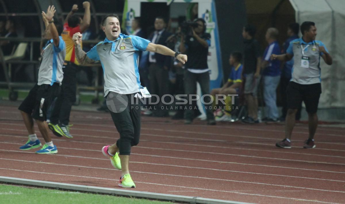 Luapan emosi kegembiraan pelatih Bhayangkara FC, Simon McMenemy usai timnya mencetak gol ketiga ke gawang Bali United.