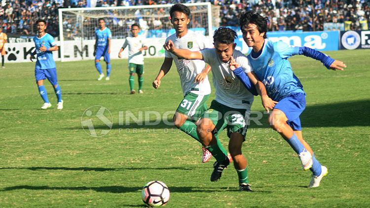 Aksi Rangga Muslim (kanan) saat melawan Persebaya Surabaya. Copyright: INDOSPORT/Prima Pribadi