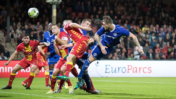 Duel antara para pemain Almere City dan Go Ahead Eagles. Copyright: Almere City