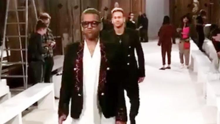 Dua penggawa Timnas Brasi, Dani Alves dan Neymar saat menjadi model fashion di Paris. - INDOSPORT