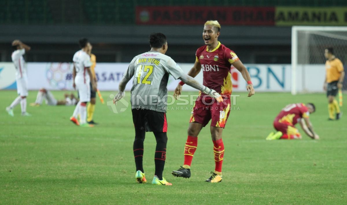 Ekspresi kegembiraan dua pemain BFC, Jajang Mulyana dan Awan Setho usai pertandingan. Copyright: Herry Ibrahim/INDOSPORT