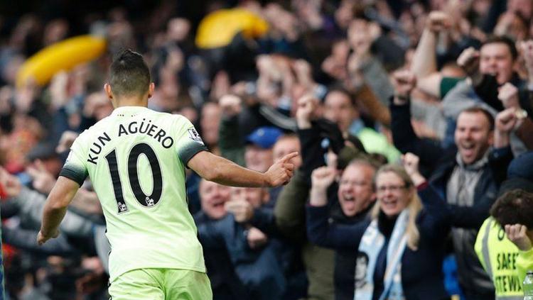 Aguero melakukan selebrasi setelah sukses memberondong tiga gol ke gawang Chelsea. Copyright: Getty Images