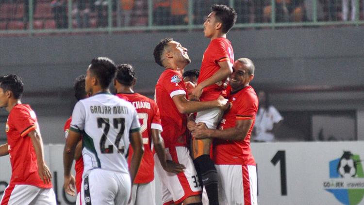 Skuat Persija Jakarta rayakan gol yang dicetak Fitra Ridwan. Copyright: Persija Jakarta