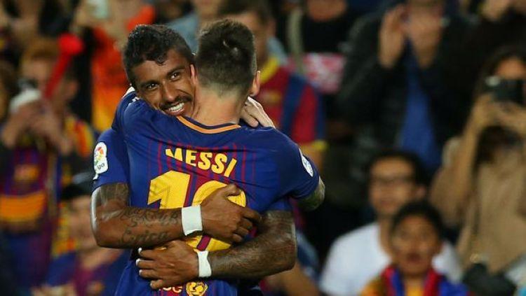 Paulinho berselebrasi bersama Lionel Messi. Copyright: Reuters