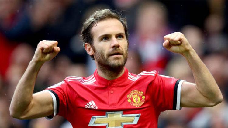 Juan Mata berselebrasi usai mencetak gol pertama. Copyright: INDOSPORT