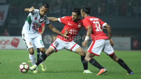 Aksi pemain PS TNI, Sansan Fauzi (kiri) berduel dengan pemain Persija Jakarta, Rudi Widodo. Herry Ibrahim/INDOSPORT