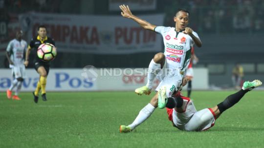 Pemaim PS TNI, Sansan Fauzi (tengah) dilanggar pemain Persija Jakarta. Herry Ibrahim/INDOSPORT