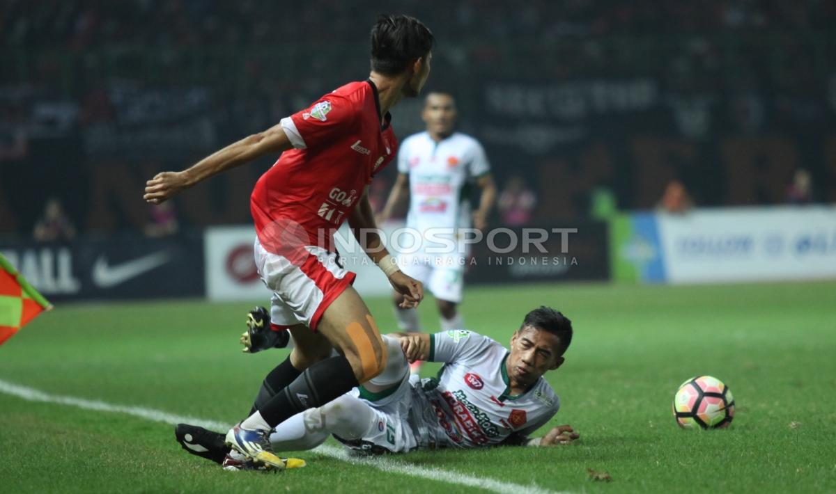 Bek Persija Jakarta, Rezaldi Hehanusa (kiri) melanggar pemain PS TNI, Ahmad Nufian Dani. Herry Ibrahim/INDOSPORT