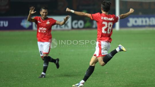 Selebrasi bek Persija, Rezaldi Hehanusa (kanan) bersama Ismed Sofyan usai mencetak gol kedua. Herry Ibrahim/INDOSPORT