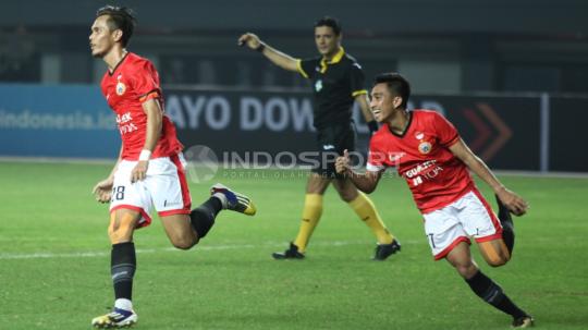 Selebrasi bek Persija, Rezaldi Hehanusa (kiri) bersama Fitra Ridwan usai mencetak gol kedua. Herry Ibrahim/INDOSPORT