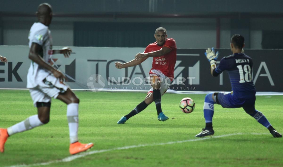 Striker Persija Jakarta, Bruno Lopes (tengah) mencoba mencetak gol ke gawang Dhika Bhayangkara. Herry Ibrahim/INDOSPORT