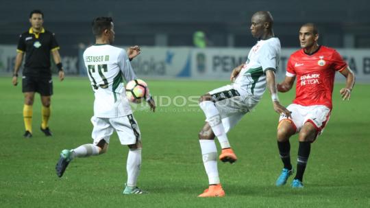 Bek PS TNI, Franklin Anzite Touadere (tengah) menghalau serangan pemain Persija Jakarta. Herry Ibrahim/INDOSPORT