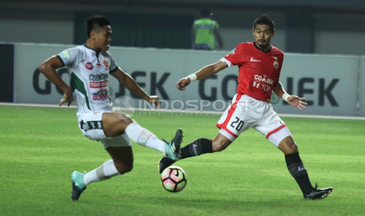 Peluang striker Persija Jakarta, Bambang Pamungkas di depan gawang PS TNI gagal berbuah gol. Herry Ibrahim/INDOSPORT