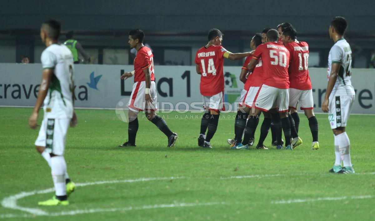 Selebrasi para pemain Persija Jakarta usai gol pertama yang dicetak Fitra Ridwan. Herry Ibrahim/INDOSPORT Copyright: Herry Ibrahim/INDOSPORT