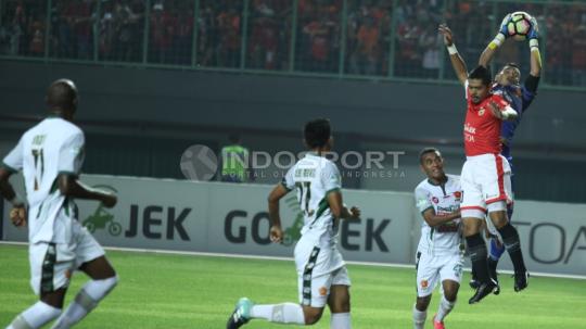 Duel udara Bambang Pamungkas dengan bek PS TNI, Franklin Anzite Touadere. Herry Ibrahim/INDOSPORT