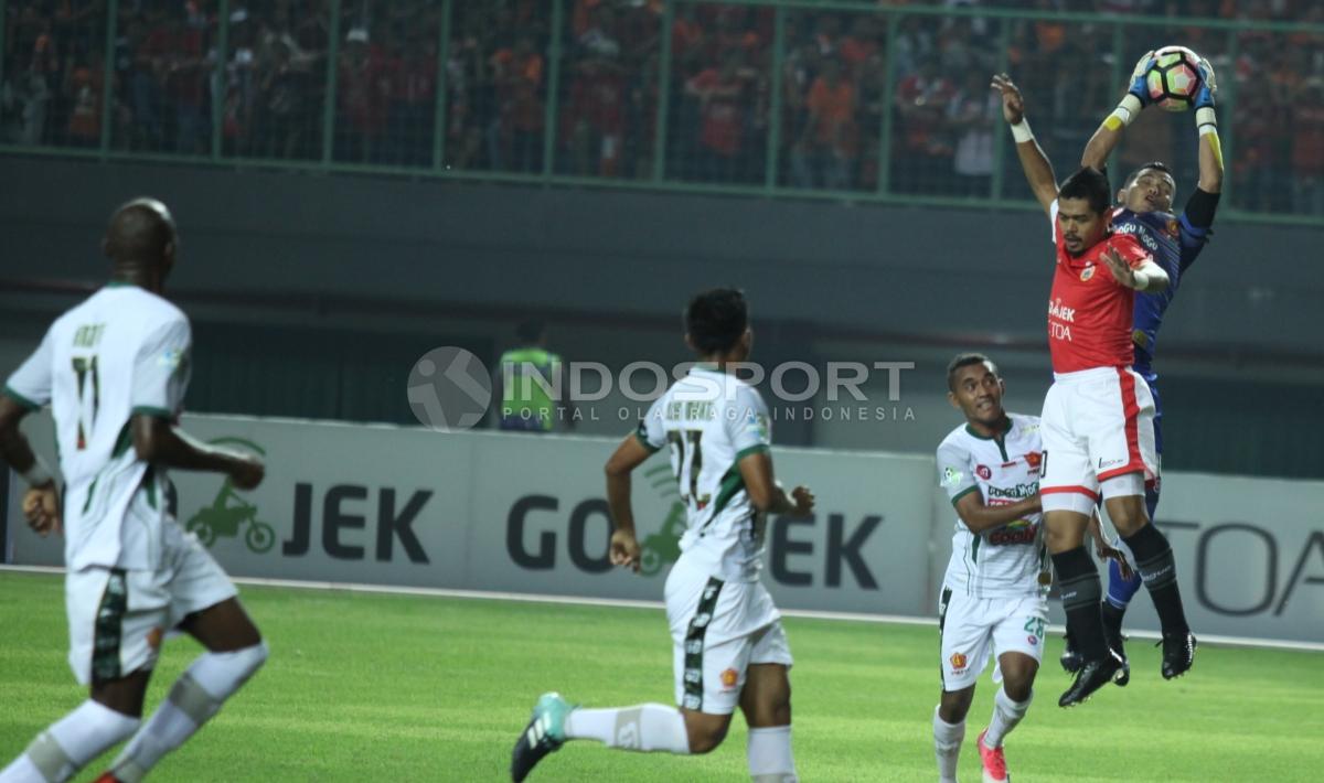 Duel udara Bambang Pamungkas dengan bek PS TNI, Franklin Anzite Touadere. Herry Ibrahim/INDOSPORT Copyright: Herry Ibrahim/INDOSPORT