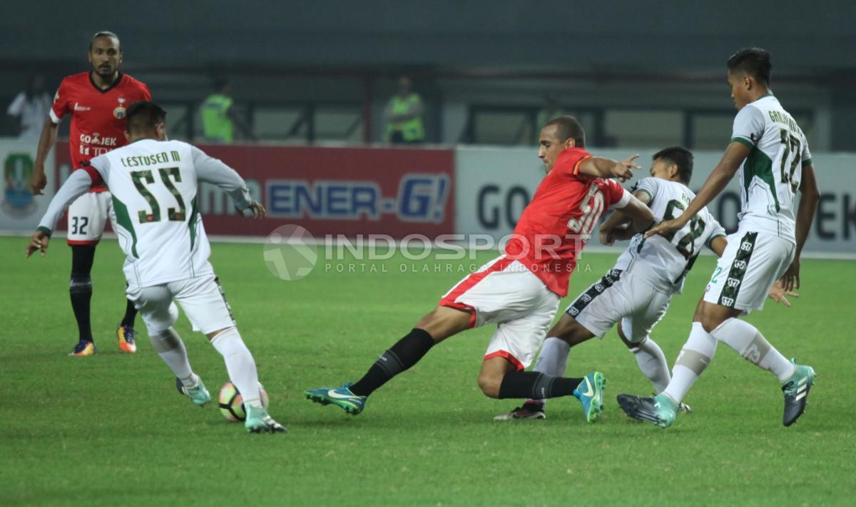Striker Persija Jakarta, Bruno Lopes dijaga ketat beberapa pemain PS TNI. Herry Ibrahim/INDOSPORT Copyright: Herry Ibrahim/INDOSPORT