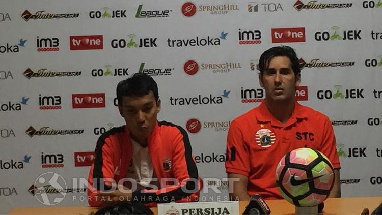 Pelatih Persija, Stefano Cugurra Teco dengan Novri Setiawan. Copyright: INDOSPORT/Muhammad Adhyaksa