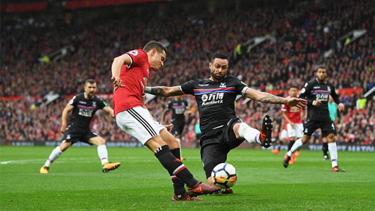 Ander Herrera dan Damien Delaney saling berjibaku. Copyright: INDOSPORT