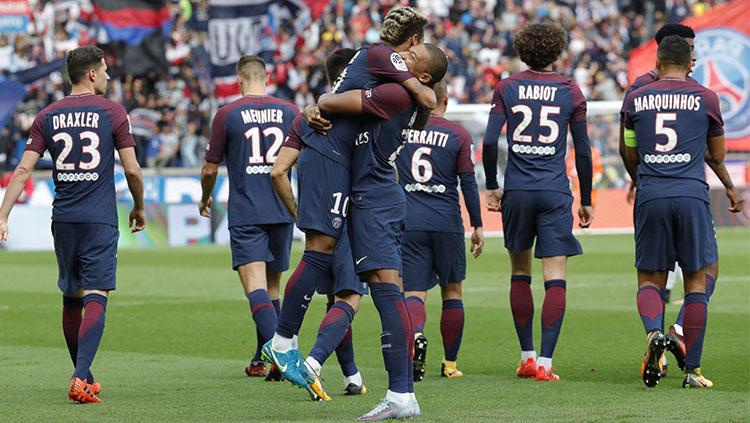 Selebrasi Neymar dan Kylian Mbappe usai mencetak gol untuk PSG. Copyright: Twitter @PSG_inside