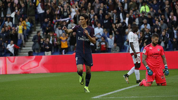 Selebrasi Edinson Cavani usai mencetak gol untuk PSG. Copyright: Twitter @PSG_inside