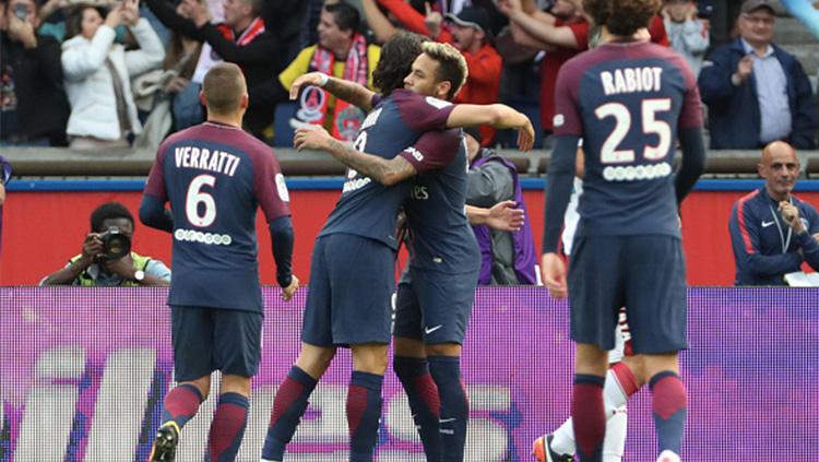 Neymar dan Edinson Cavani berselebrasi usai gol penalti dari Neymar. Copyright: INDOSPORT