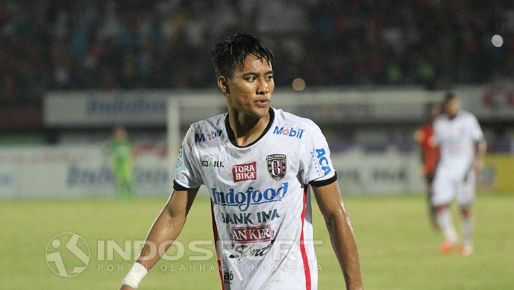 Andhika Wijaya meminta maaf atas penalti yang disebabkan olehnya. Copyright: INDOSPORT/Rudi Khaizan