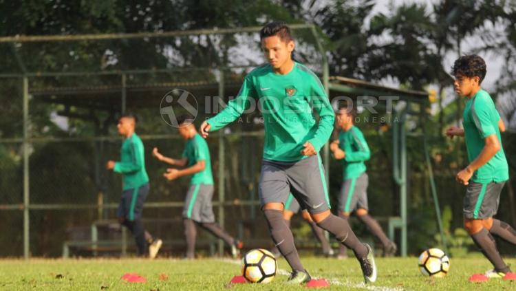 Syahrian Abimanyu dalam sesi latihan Timnas U-19. Copyright: Petrus Manus Da Yerimon/INDOSPORT