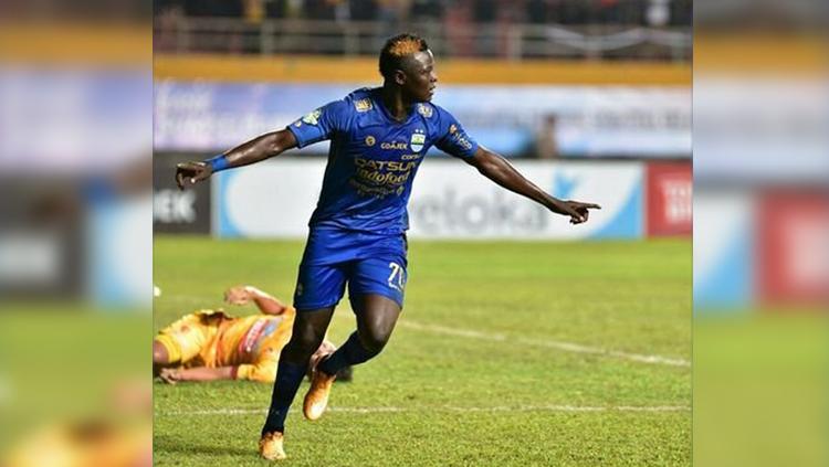 Ezechiel merayakan gol Copyright: Tribun