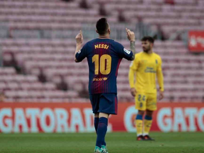 Lionel Messi melakukan selebrasi pasca mencetak gol kedua. Copyright: Twitter/@TeleFootball