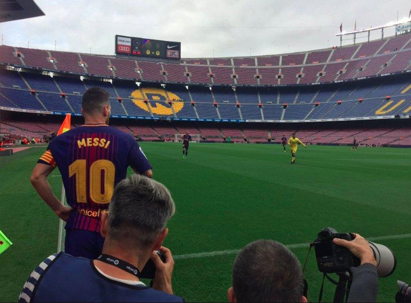 Pemandangan sepinya Camp Nou, saat Messi hendak melakukan tendangan sudut. Copyright: Twitter/@Sporf