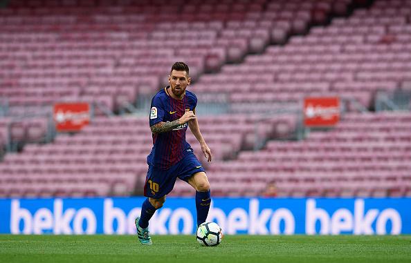 Lionel Messi beraksi di tengah Stadion Camp Nou yang kosong tanpa penonton. Copyright: INDOSPORT