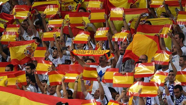 Pendukung Real Madrid kibarkan bendera Spanyol.