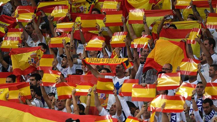 Pendukung Real Madrid kibarkan bendera Spanyol. - INDOSPORT