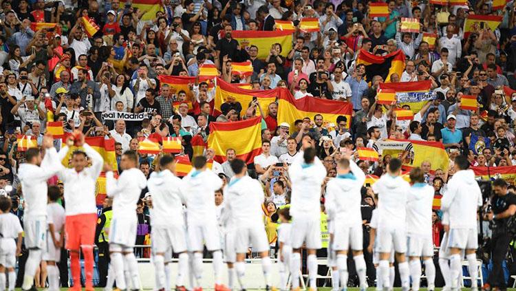 Pendukung Real Madrid kibarkan bendera Spanyol. Copyright: The Sun