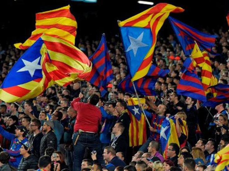 Fans Barcelona dukung kemerdekaan Catalunya. Copyright: INTERNET