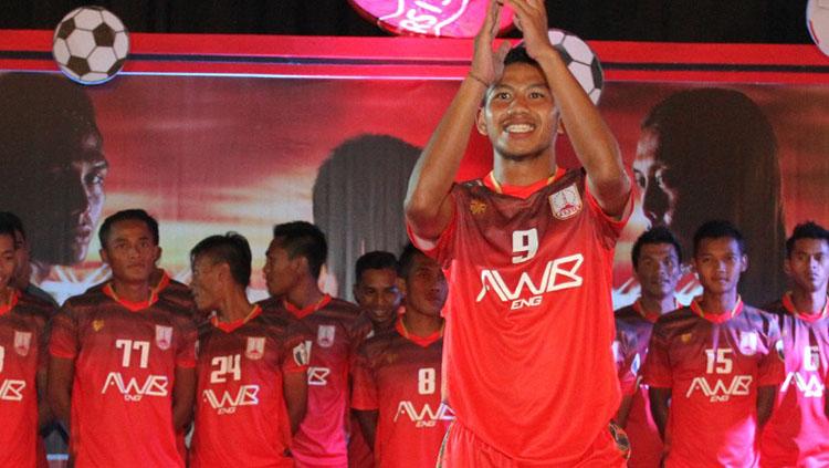 Persis Solo memperkenalkan jersey mereka. Copyright: Sambernyawa.com