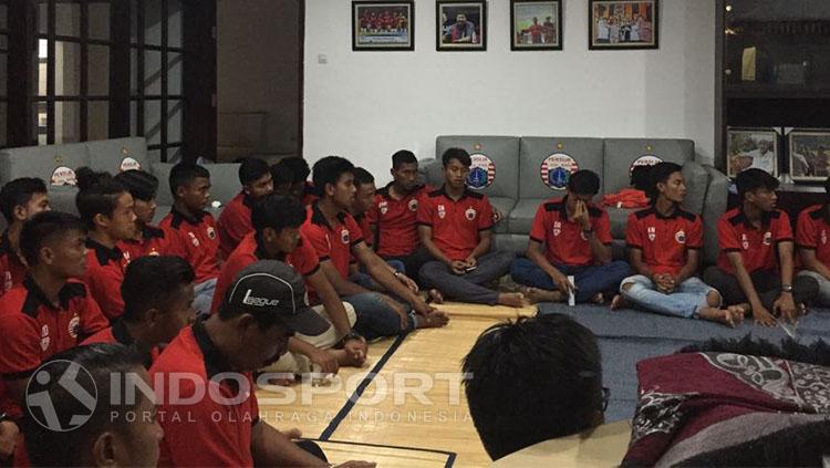 Para pemain Persija U-19 dalam suasana canda di malam pembubaran. Copyright: INDOSPORT/Muhammad Adhyaksa