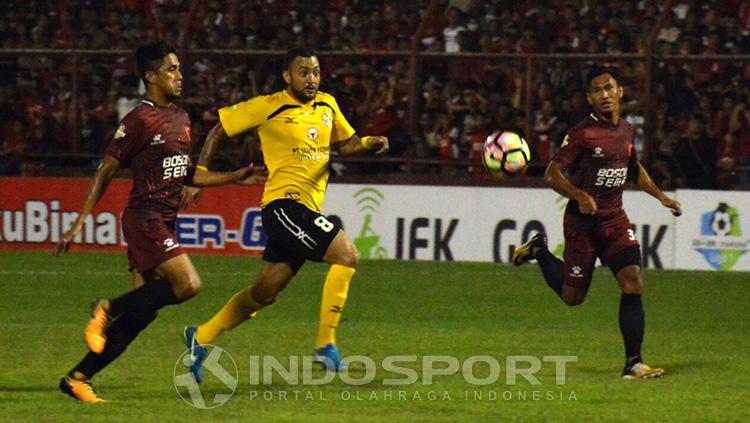 Dua pemain PSM Makassar menjaga ketat Marcel Sacramento. Copyright: INDOSPORT/Taufik Hidayat