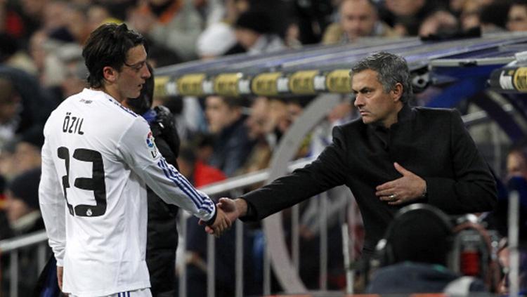 Mesut Ozil dan Jose Mourinho saat masih memperkuat Real Madrid. - INDOSPORT